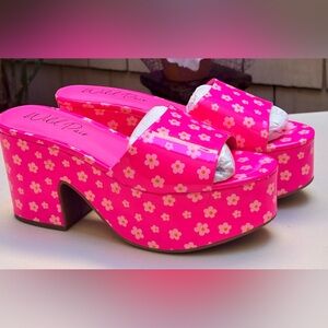 WILD PAIR HOT PINK DAISY PLATFORM SANDALS FABULOUSLY FLATTERING FOOTWEAR NWT